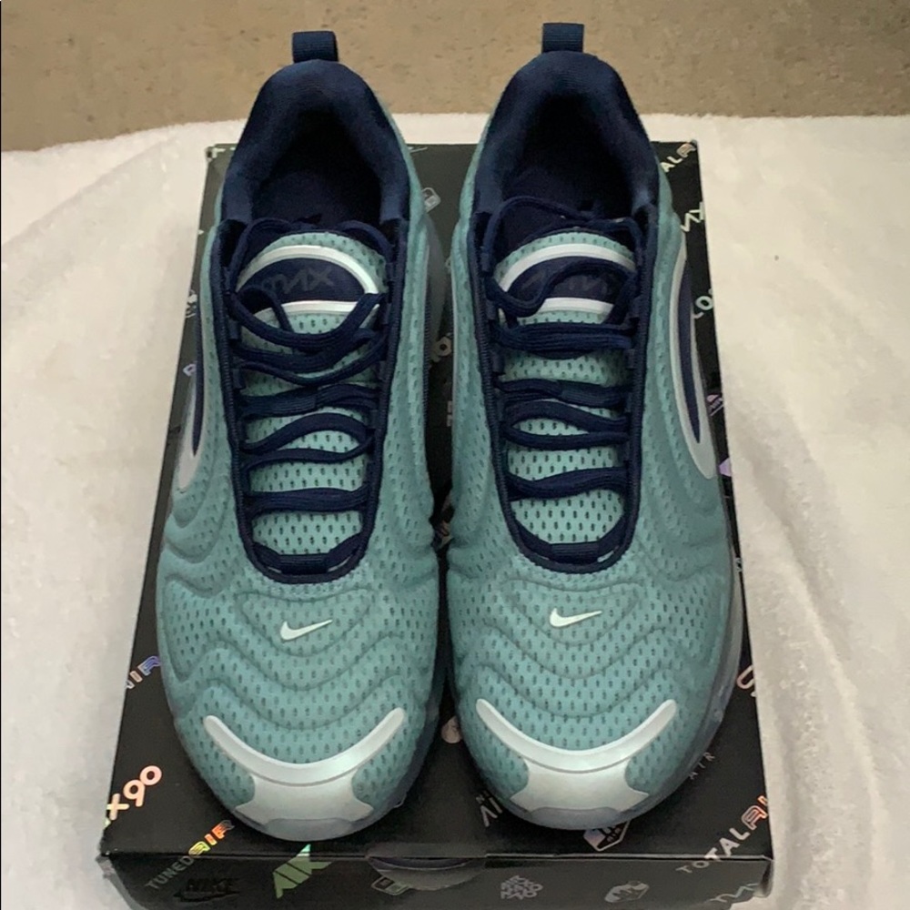 Women’s metallic air max 720